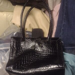 Elegant Black Crocodile-Embossed Women's Handbag